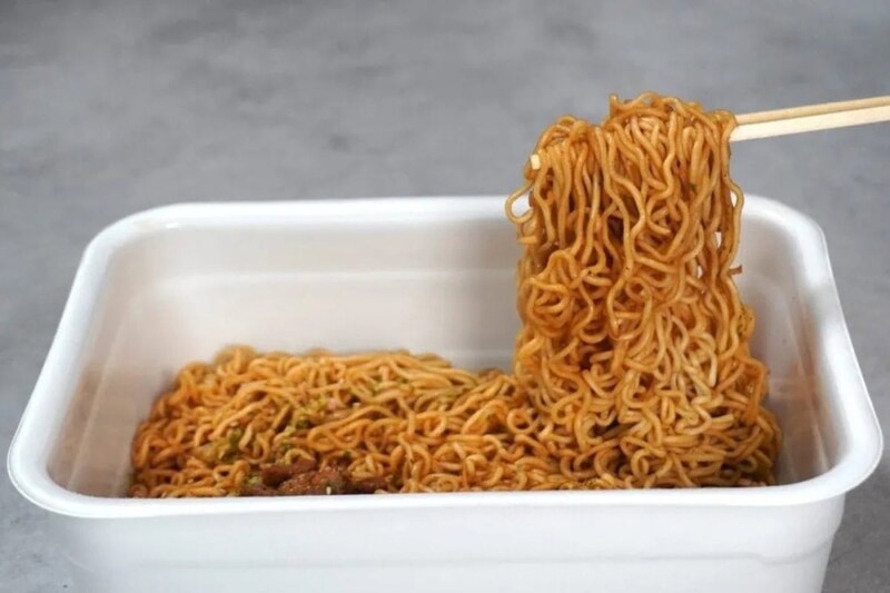 第2位　【必食級ペヤング爆誕】レトルト具材の破壊力が凄まじい！ファミマ限定「超大盛やきそば プレミアム」は旨みが別次元すぎた