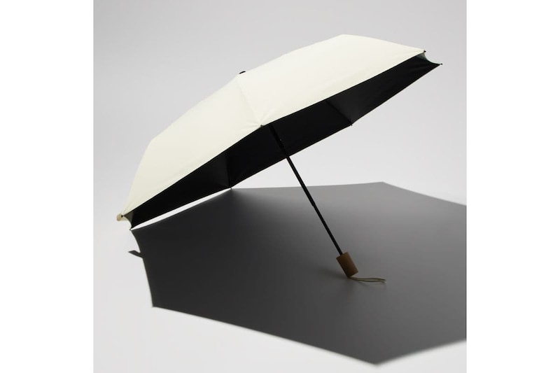 ユニクロ「UVカットコンパクトアンブレラ遮熱」￥2,990