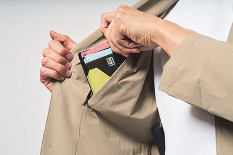 財布、パスポート、スマートフォン、鍵、イヤホンといった身の回り品を収納できる