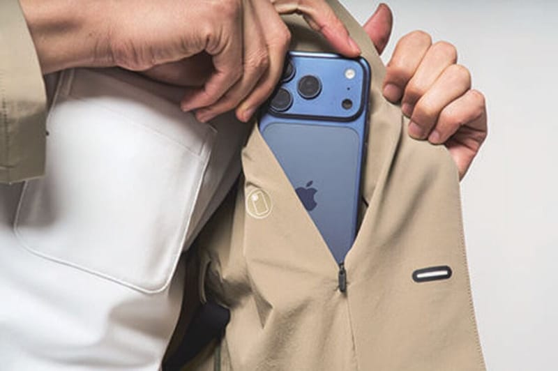 財布、パスポート、スマートフォン、鍵、イヤホンといった身の回り品を収納できる