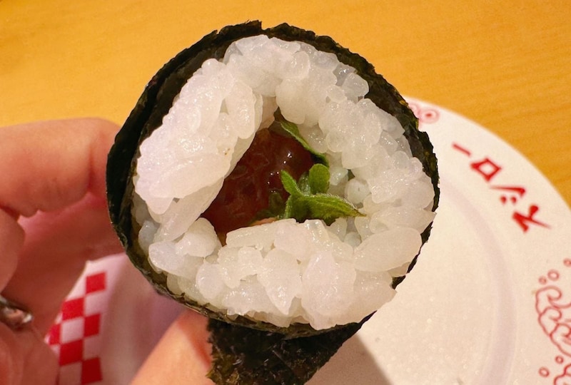 煎り酒で漬けにした筋子とかに本身、大葉がぎっしりと詰まっています