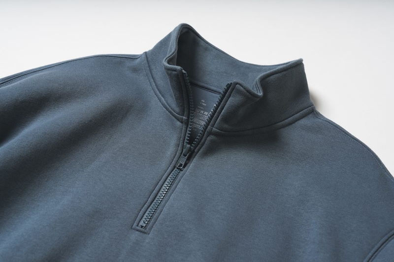 ジップを開けるとこで体温調整も可能なため、クルーネックのスウェットシャツより汎用性が高い