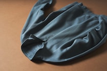 【無印良品の隠れ名品】3シーズン着回せて2990円！春アウターにもなる「ハーフジップスウェット」をスタイリストが徹底解説