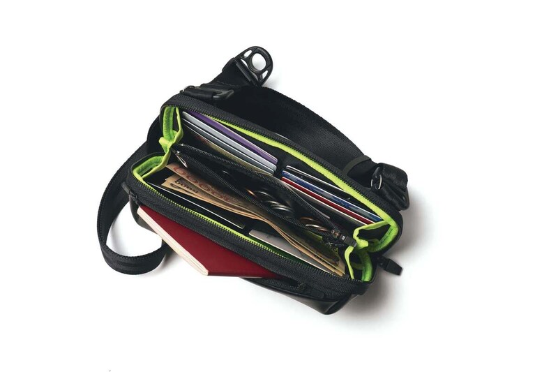 たっぷりのコインと札に加え、パスポートやスマホまで収納できる大容量で、旅先でも大活躍間違いなし