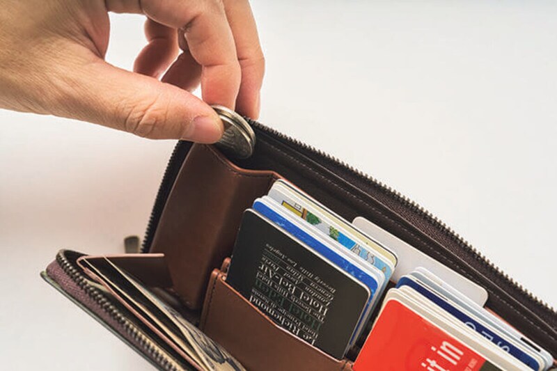 コインが端に集まりカードに干渉しない