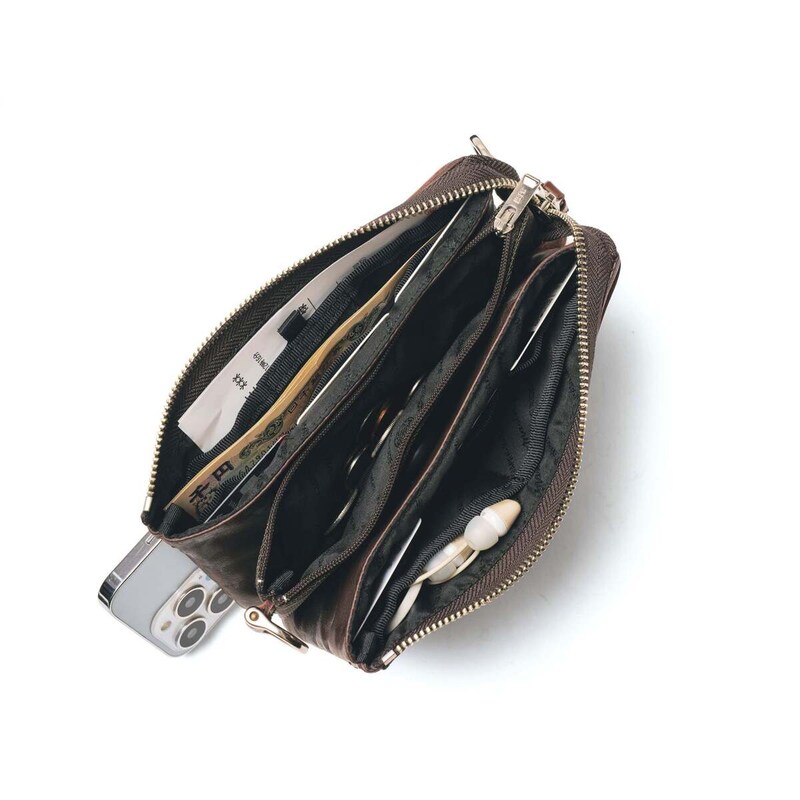 外ポケットにスマホ、内装の小物ポケットにはイヤホンや充電用コードなども収納可能