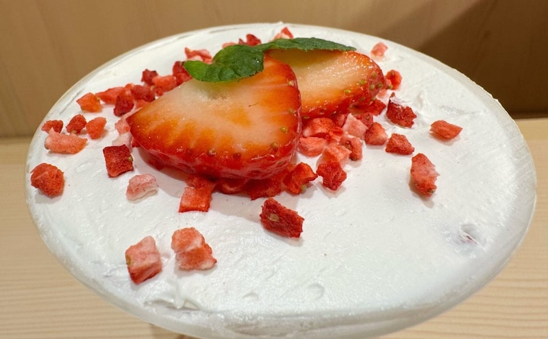 たっぷりのホイップとフレッシュないちご、甘酸っぱいストロベリーピースがトッピング