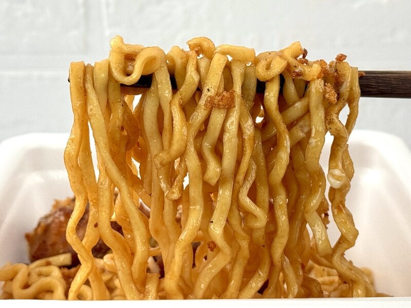 【第3位】セブンプレミアム ななチキ推奨 ぶぶか油そば（セブン-イレブン）／麺は大変食べ応えある「超極太麺」。さすがは麺の明星と言われているだけのクオリティです