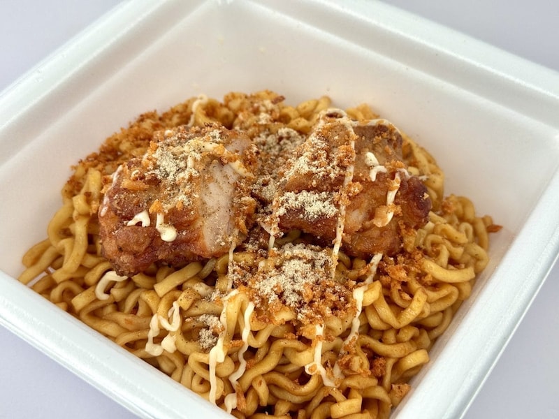 【第3位】セブンプレミアム ななチキ推奨 ぶぶか油そば（セブン-イレブン）／油そばの正解はこれではないかと思うくらいビジュアルが素晴らしいです。通常のぶぶかとは全く別物と考えていいでしょう