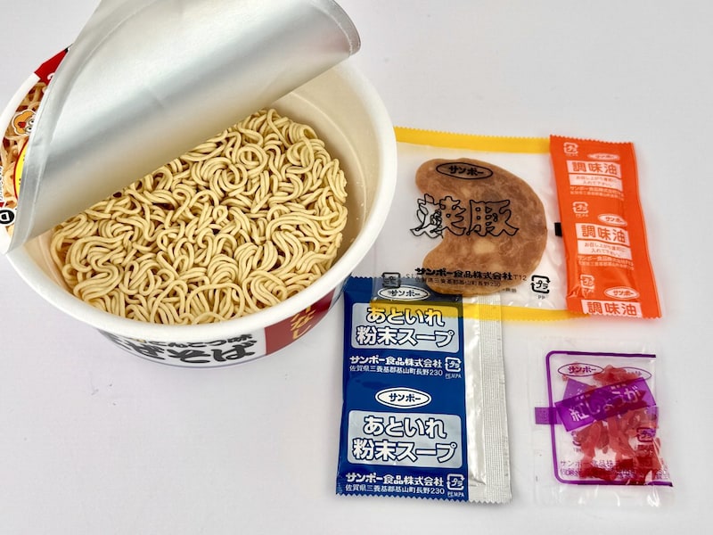 【第2位】九州とんこつ味焼豚まぜそば（サンポー食品）／豚骨の「クサうま」を体現できるカップ麺として知られている焼豚ラーメンですが、まさにその旨みの強い豚骨を一滴残らずいただける汁なしまぜそば