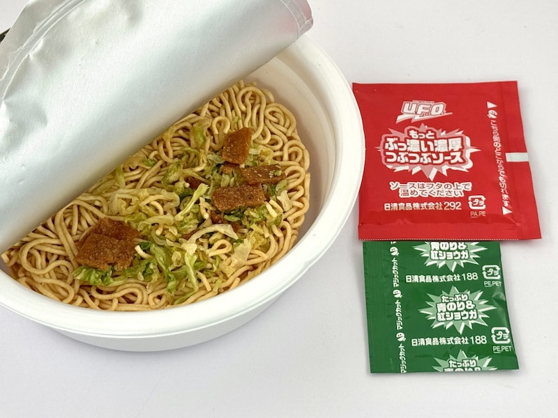 【第1位】日清焼そばU.F.O.エクストリーム（日清食品）／すべての素材を増量しパワーアップしています。麺は114％、ソースは110％、肉具材は169％、もちろんキャベツも増量、さらに青のり＆紅ショウガふりかけも130％とすべてにおいて増量