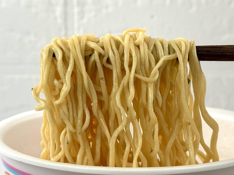 【第2位】九州とんこつ味焼豚まぜそば（サンポー食品）／麺は湯切り専用に開発された中細フライ麺。麺に絡みつく濃厚豚骨ダレに粗挽きとパウダー状の2種類のブラックペッパーを加えることでキレと香りをプラス