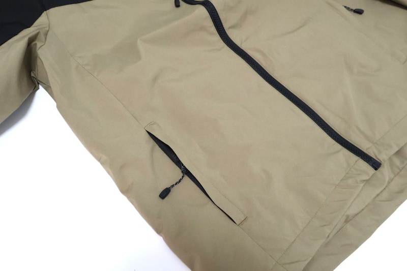 ポケットはファスナー付き