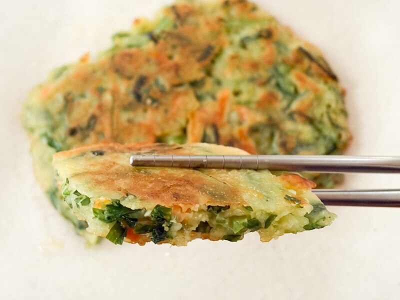 表面はカリッと香ばしく中はもっちり生地、揚げ焼きしたような仕上がりです