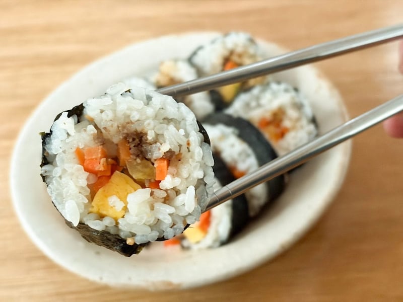 「冷凍プルコギキンパ」はプルコギ、ナムル、たまご焼きなどとにかく具沢山