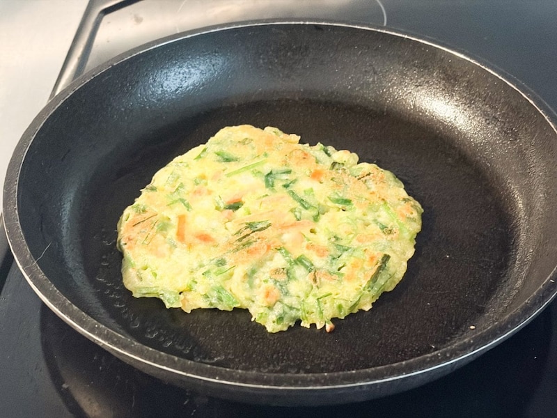 パッケージ表記によると調理方法は電子レンジでもOKそうですが、やはり「チヂミ」は焼けたときのパリッとした香ばしさがほしいので、もうひとつの調理法であるプライパン加熱にします