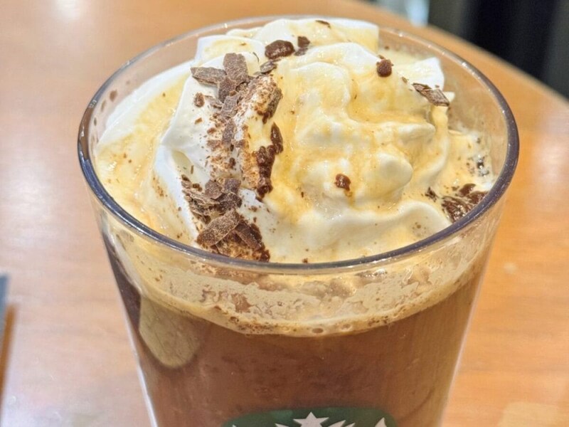 第1位　【スタバ新作】クッキーを浸す!? 1杯900円でも納得？アフォガート風フラペチーノが斬新すぎて沼る