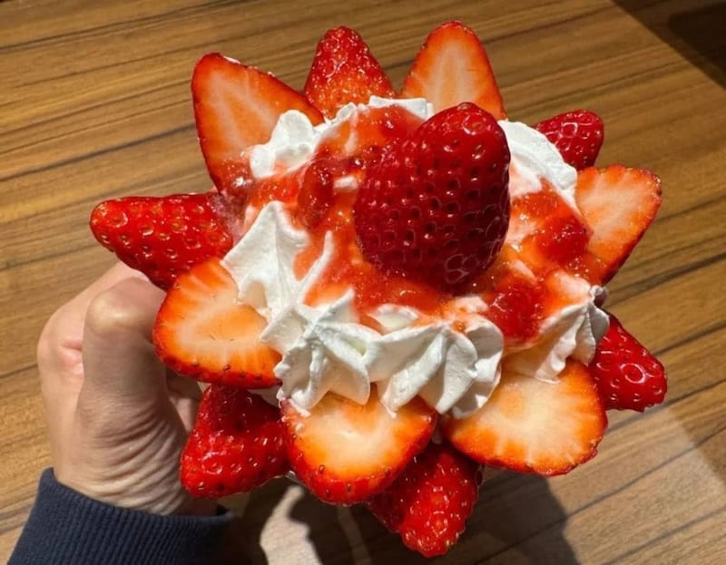 第2位　【もはやケーキ!?】びっくりドンキーの「ジョッキパフェ」が今年もヤバい！“デカ盛り”完熟いちごの山に溺れてきた