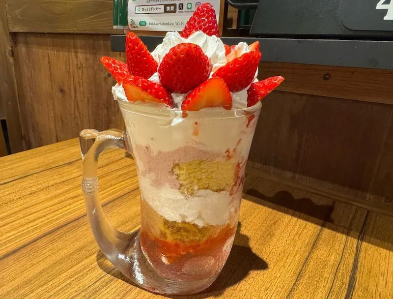 第2位　【もはやケーキ!?】びっくりドンキーの「ジョッキパフェ」が今年もヤバい！“デカ盛り”完熟いちごの山に溺れてきた