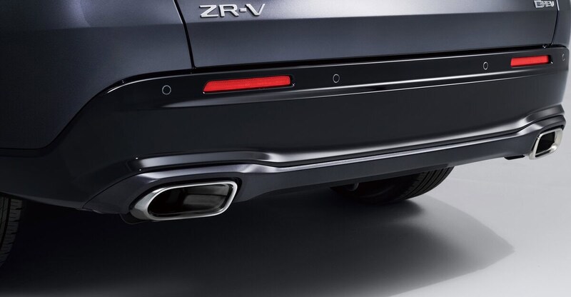 クリスタルブラック・パールのリアバンパーガーニッシュにアバンギャルドグレー・メタリックのリアバンパーロアーガーニッシュ