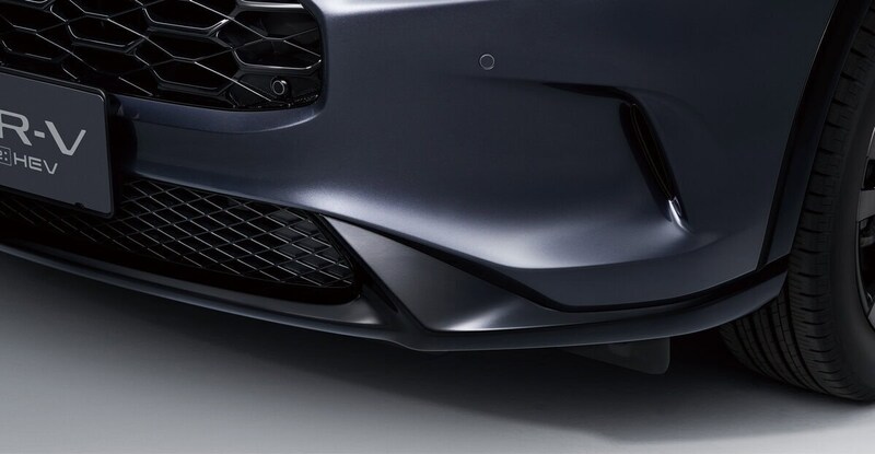 ブラック基調の専用アイテムを採用。写真はフロントバンパーガーニッシュ／バンパーコーナープロテクター