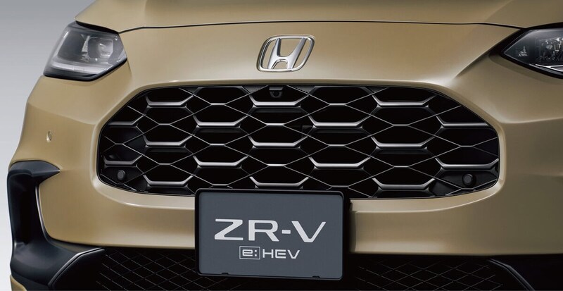 マットグレー・メタリックの塗装を施したハニカムパターン・フロントグリルを採用