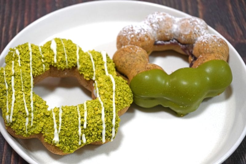 ミスタードーナツ　左：「ポン・デ・ザク宇治抹茶ミルク風」右：「ポン・デ・宇治抹茶 あずき抹茶わらびもち」