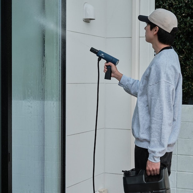 もちろん家でも大活躍する業界最小クラスの高圧洗浄機「POWASH」