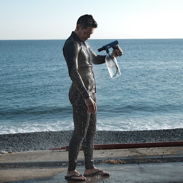 本体重量は約810gと超軽量なので、長時間使用し続けていても腕に負担を感じることがない