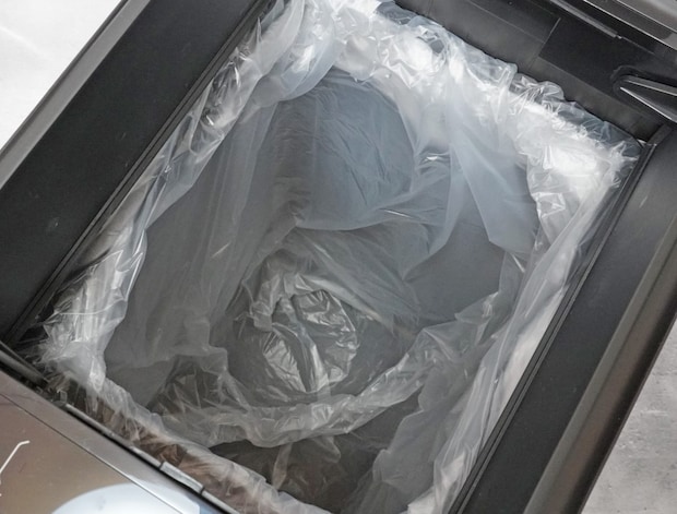 袋を自動で広げるゴミ箱「PITA BOX」30Lは、ファン後からで自動でゴミ袋がふくらみ壁に密着する。