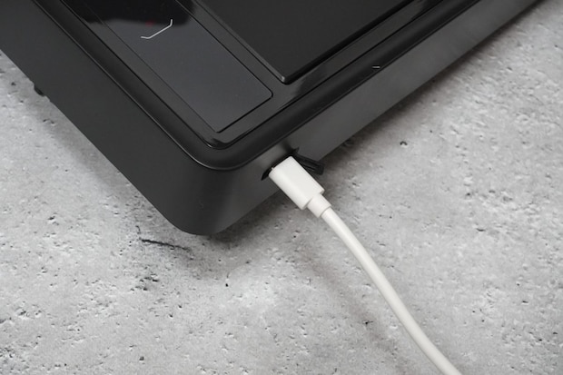 袋を自動で広げるゴミ箱「PITA BOX」30Lの充電はUSB-Cで。