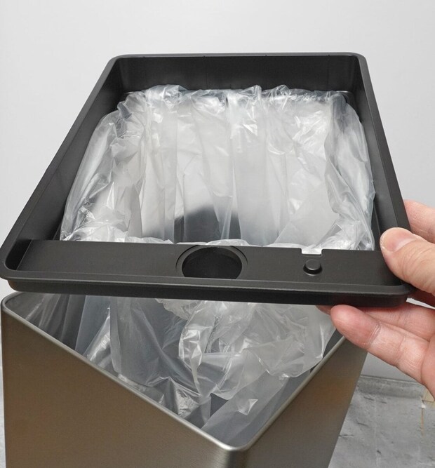 袋を自動で広げるゴミ箱「PITA BOX」30Lのは内ブタも外せます。