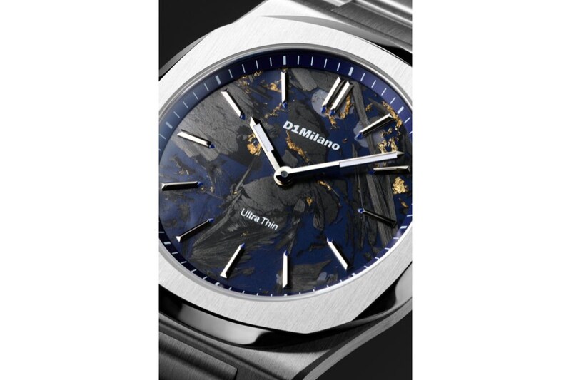 「CARBON REEF」のブラスダイヤルに走るゴールドのニュアンスは、日本の伝統技法「金継ぎ」に着想を得たデザイン