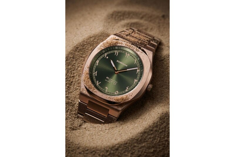 「Jade Mirage」は、深みのあるオリーブグリーンダイヤルに、外周へ配置したアラビア数字モチーフを組み合わせたデザイン