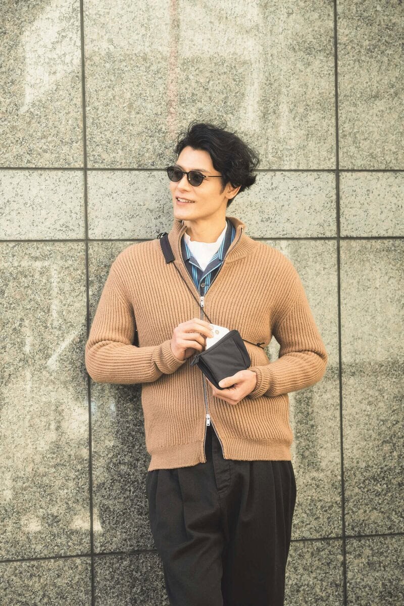 肩掛けしたときは縦長状で歩く邪魔にならず、ファスナーは横に付いているのでモノの出し入れがしやすい！