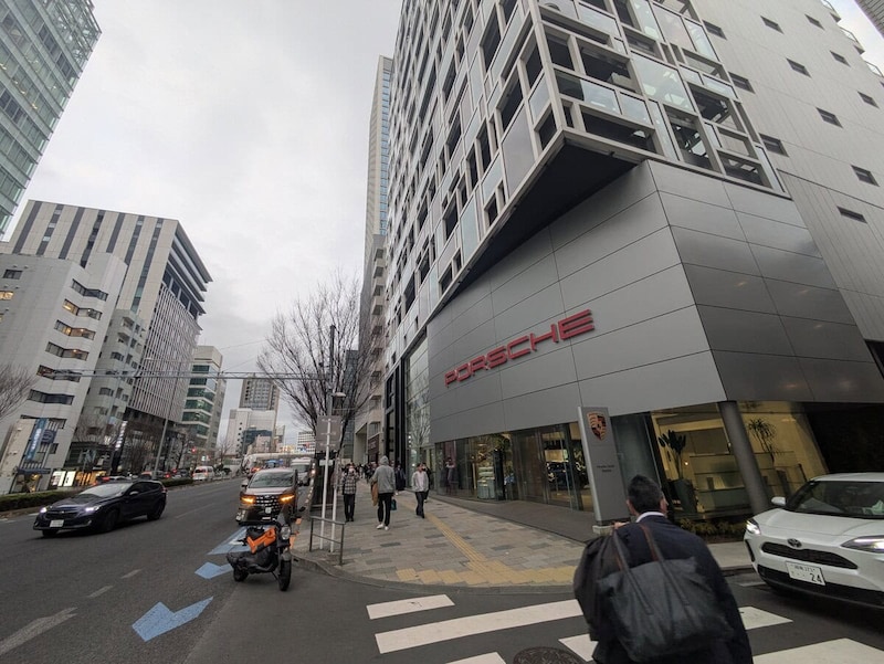 東京の港区と言えば、日本屈指のセレブな町。気になったのが国産のディーラー。実際、見かけたことはあまりないのだが……