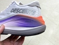 【スポーツ×ストリートの最適解】テック感でコーデが変わる。デサントの厚底ランシュー「エナザイト ライド V2」をエディターが試し履き