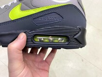 【この配色はズルい…】ナイキ名作「エアマックス 90」に“あのイエローグラデ”が合体!? エディターが試し履き