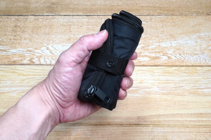 「丸めて収納できる 傘袋」は丸めるとコンパクトに。