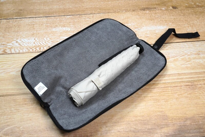 「丸めて収納できる 傘袋」には折りたたみ傘がすっぽり入る