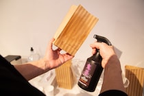 【紙袋で水が汲める!?】即乾＆超耐久の撥水スプレー「鬼蓮Onibasu」がガチで凄かった！スニーカーの雨対策も解決