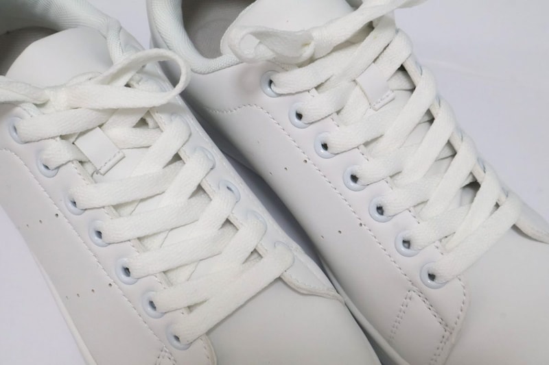 靴ひもも真っ白