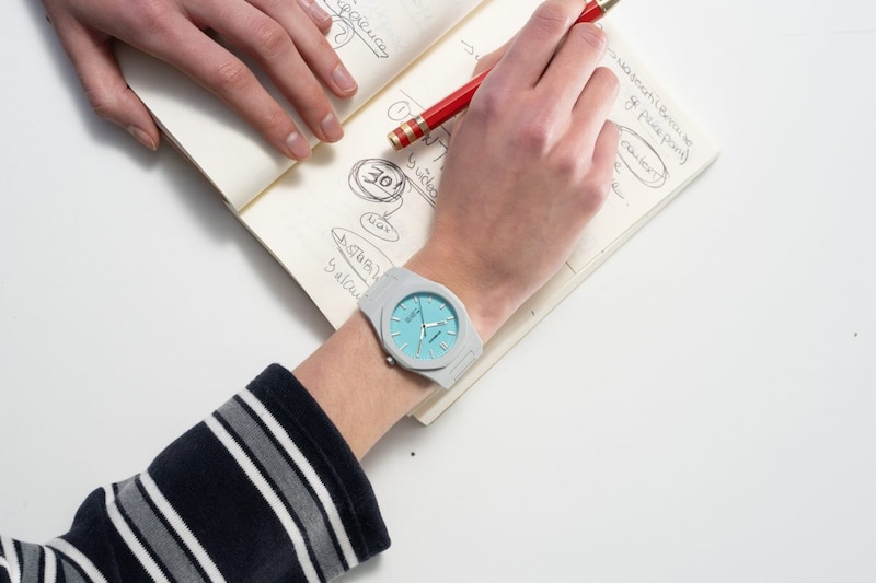 【5週連続リリースラッシュ！】D1ミラノの新作第2弾は焼けた素肌に映えるカラーウォッチ「ポリカーボン」