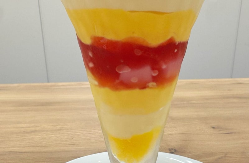 グラスの中は、爽やかなレモンチーズクリームやエキゾチッククリーム、マンゴーソースなど、甘みと風味のバランスが計算し尽くされた幾重にも重なる層で構成