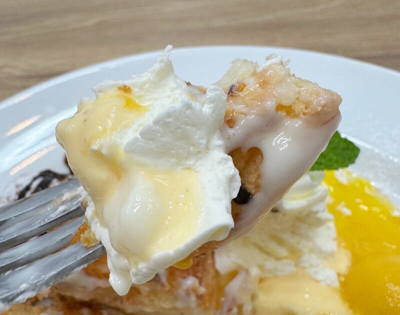 あたたかいデニッシュ生地にひんやりと甘いアイスがじゅわっと染み込んで、至福の美味しさ