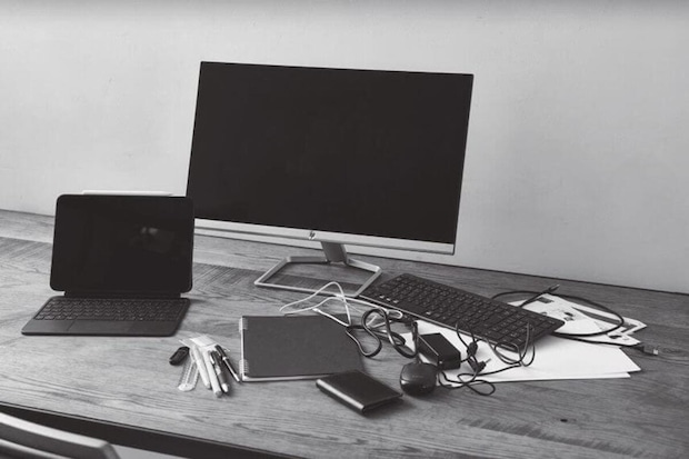 書類やケーブル、ペンなどの定位置がなく常にごちゃごちゃ……