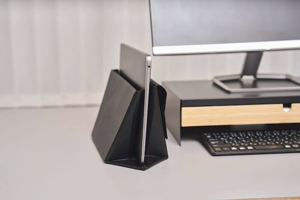 縦置きスタンド状態では、横置き時の約1/3くらいのスペースになりデスクを圧迫しない