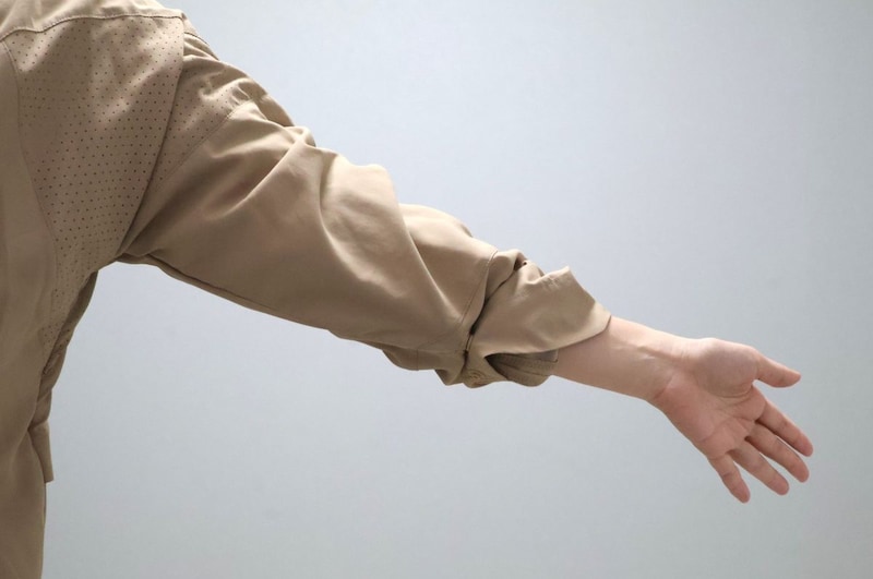 まくった状態で留めることができる