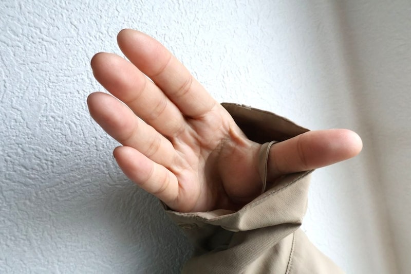 中に親指タブがついているので手の甲の日焼け対策に