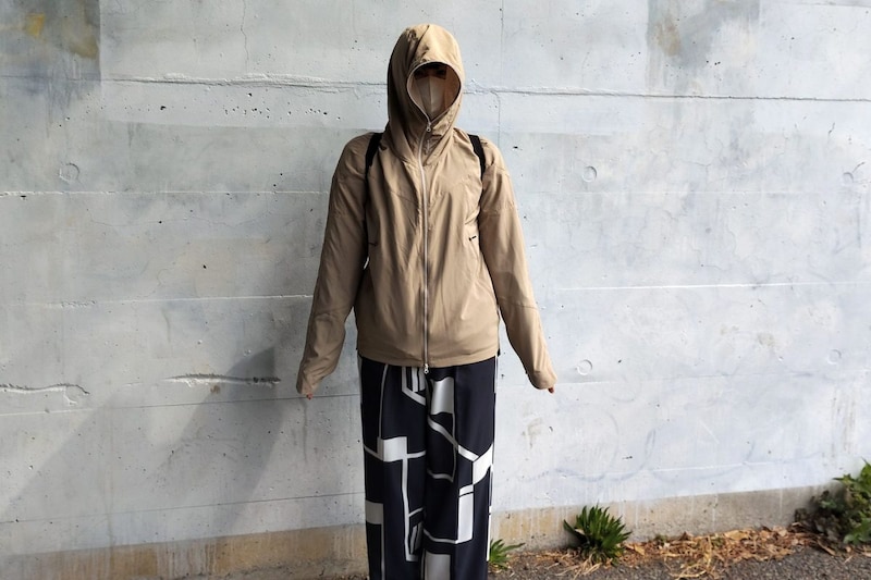 ほどよくファスナーを閉めて顔周りの紫外線対策に